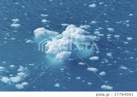 氷河から崩れた氷 27764091