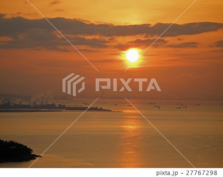 丘の上から見る工業地帯と瀬戸内海の朝日 27767298
