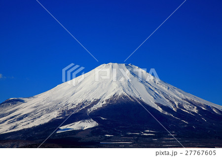 青空と冠雪の富士山 青空バック コピースペース 青空と冠雪の富士山 青空バック コピースペース 27767605