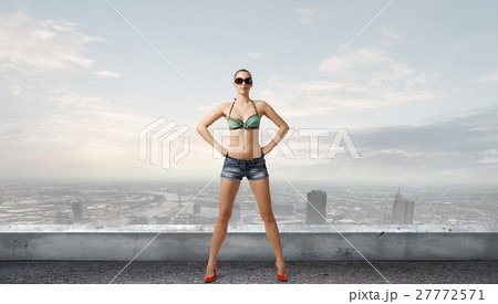 Hitch hiker woman on roof 27772571