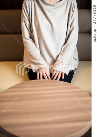 ソファに座った女性 ソファに座った女性 27773319