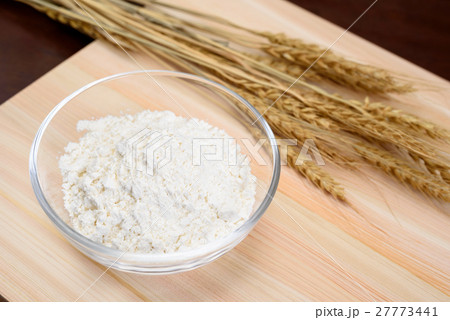 ガラスボウルに入った小麦粉と小麦とまな板 27773441