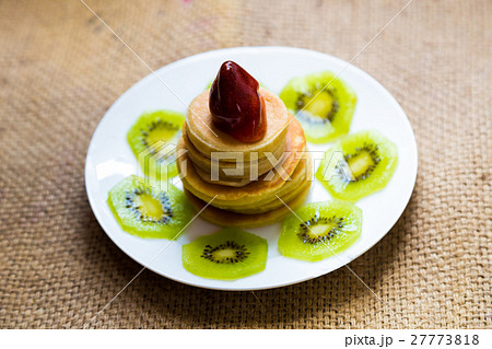 Pancakes with strawberry cream and kiwi fruit Pancakes with strawberry cream and kiwi fruit 27773818