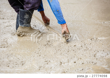 plasterer concrete worker at floor construction 27774098