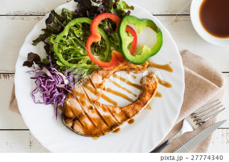 Grilled Teriyaki salmon steak with vegetables 27774340
