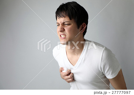 男性の胸の痛み 男性の胸の痛み 27777097