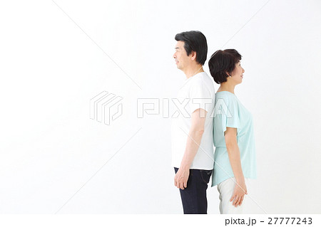 中年男性 女性 横向きの写真素材