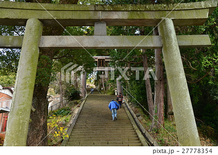 【熱海】伊豆山神社参道の階段を上がる参拝者 27778354