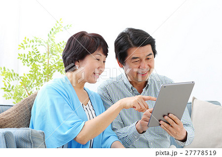 タブレットを使うミドル夫婦 タブレットを使うミドル夫婦 27778519