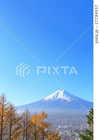 富士山と町並み 富士吉田市 富士山と町並み 富士吉田市 27784637