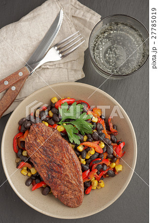 Roasted turkey with black bean salad 27785019