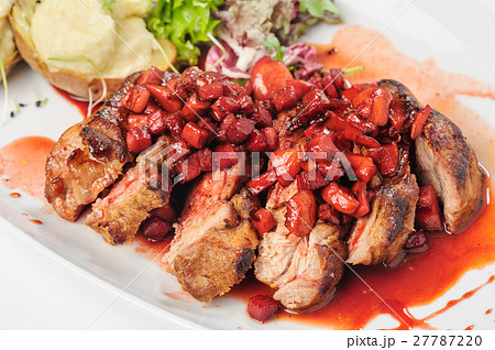 roasted beef with berry and apple sauce 27787220