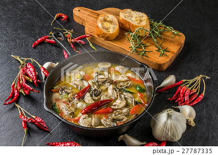 牡蠣のアヒージョ grill Spanish food of the oyster (ajillo) 27787335