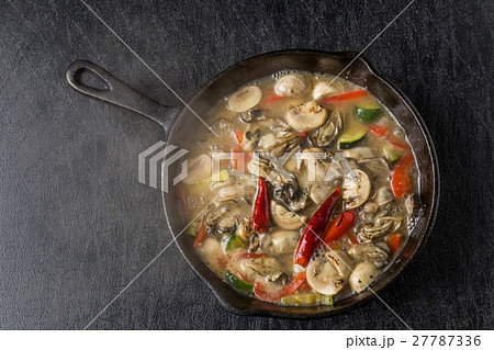 牡蠣のアヒージョ grill Spanish food of the oyster (ajillo) 27787336