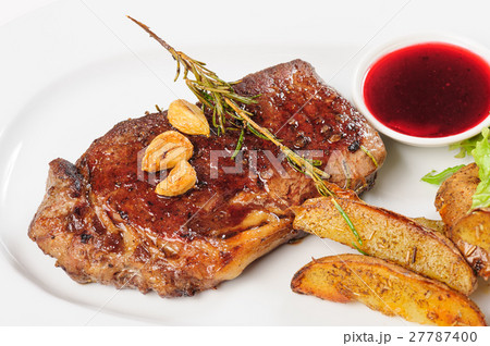 Thick juicy beef steak with potato and salad 27787400
