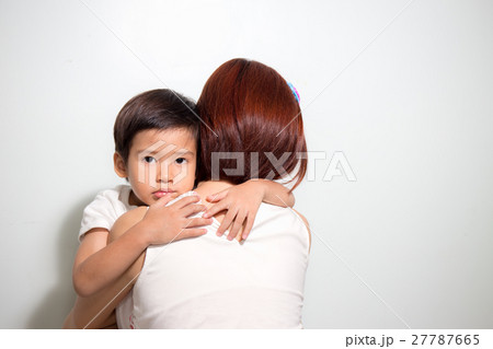 3 years old Asian kid hug his mother isolated 27787665