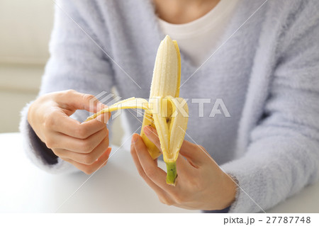バナナを食べる女性 バナナを食べる女性 27787748