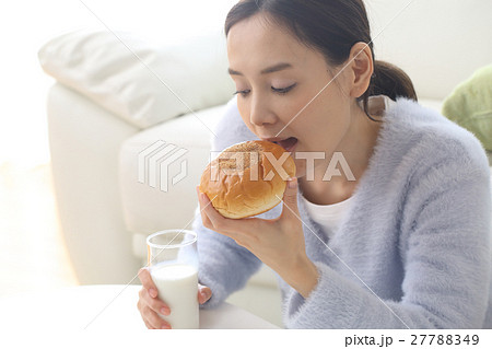 あんぱんを食べる女性の写真素材