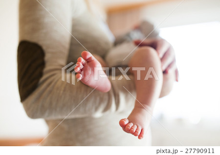 Unrecognizable mother with newborn baby son, legs Unrecognizable mother with newborn baby son, legs 27790911