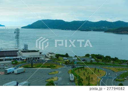瀬戸内海の与島パーキングエリアと島々 27794082
