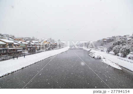 京都・四条大橋から見る鴨川の雪景色 京都・四条大橋から見る鴨川の雪景色 27794154