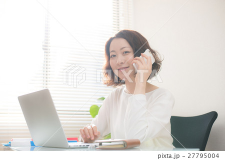 ビジネス　パソコン　女性 27795004