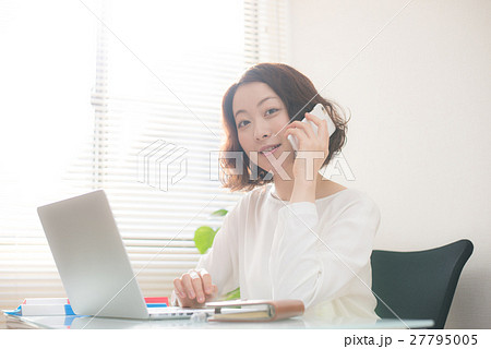 ビジネス　パソコン　女性 27795005