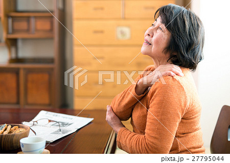 肩こりに悩むシニア女性 27795044