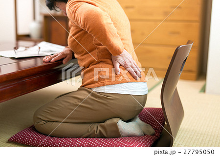 腰が痛くて辛いシニア女性 27795050