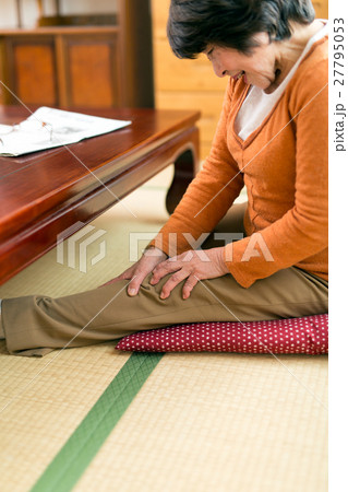 ひざが痛くて辛いシニア女性 27795053