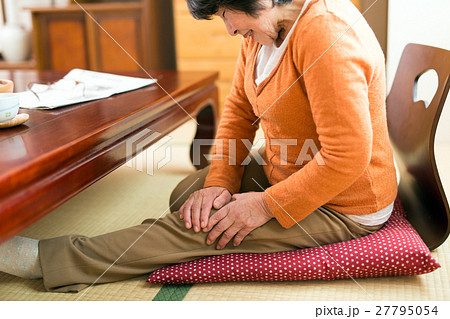 ひざが痛くて辛いシニア女性 ひざが痛くて辛いシニア女性 27795054