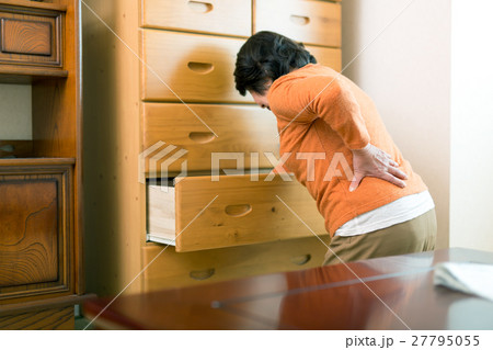 腰痛に悩むシニア女性 腰痛に悩むシニア女性 27795055