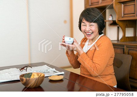 お茶を飲むシニア女性 27795058