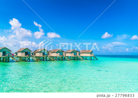Beautiful water villas in tropical Maldives island . 27796833