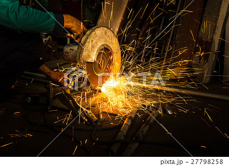 Worker use Electric grinder cutting metal Worker use Electric grinder cutting metal 27798258