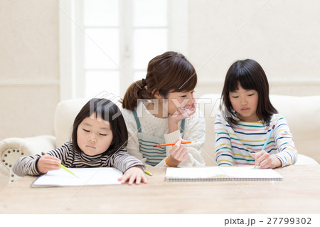 リビングで勉強をする小学生と母親 リビングで勉強をする小学生と母親 27799302