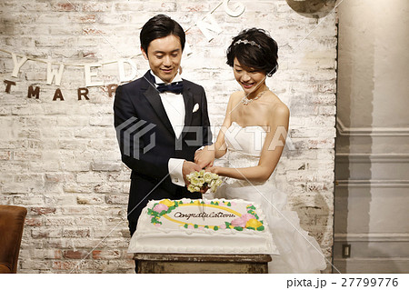 結婚式 ケーキ入刀の写真素材