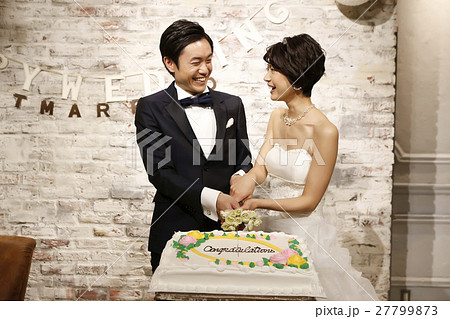 結婚式 ケーキ入刀の写真素材 結婚式 ケーキ入刀の写真素材
