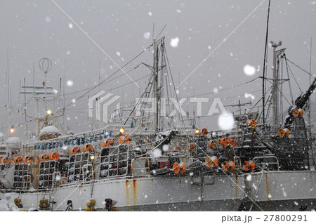 鳥取県 境港 雪の朝の出港前の漁船 27800291