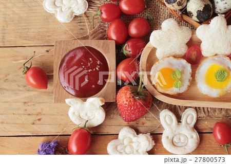 Sandwich bread with quail eggs of delicious. 27800573