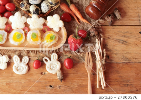 Sandwich bread with quail eggs of delicious. 27800576