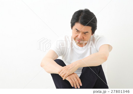 落ち込む中年男性 落ち込む中年男性 27801346