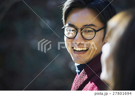 軽井沢　散策　微笑む男性 27801694