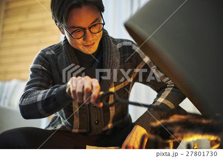 暖炉 火をおこす男性 暖炉 火をおこす男性 27801730