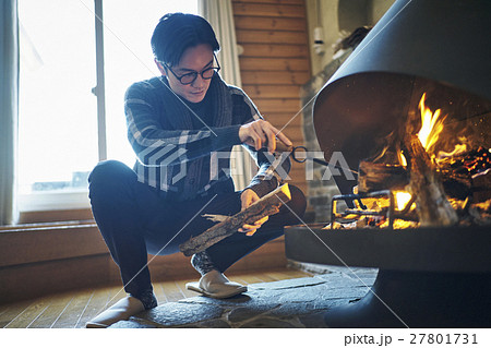 暖炉 火をおこす男性の写真素材