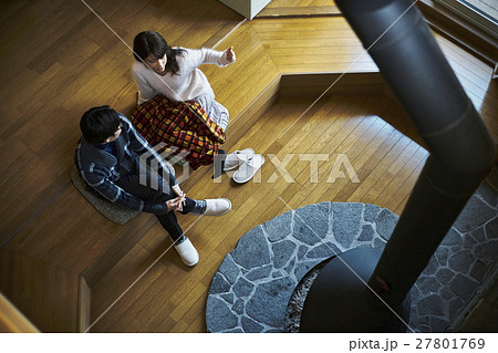 別荘　暖炉　くつろぐカップル 27801769