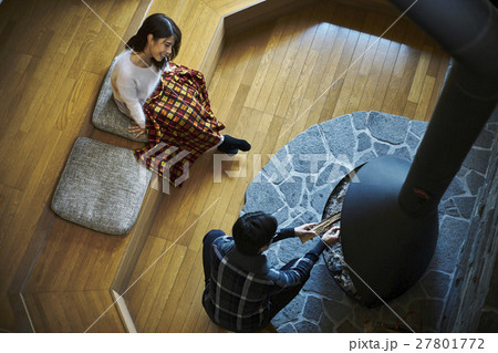 別荘　暖炉　くつろぐカップル 27801772