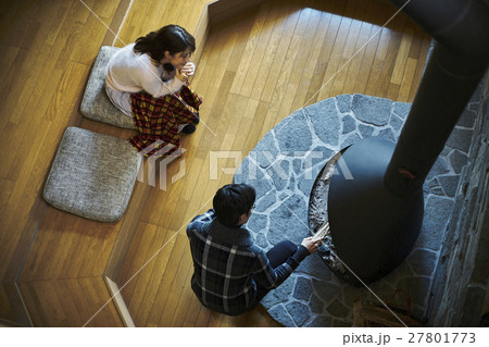 別荘 暖炉 くつろぐカップル 別荘 暖炉 くつろぐカップル 27801773