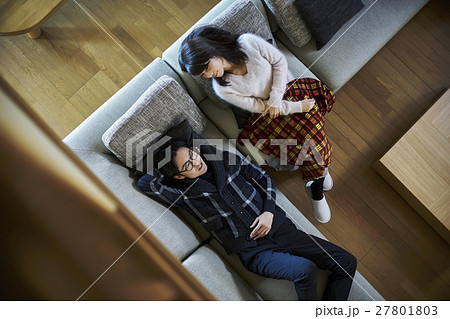 別荘 休暇 ソファでくつろぐカップル 別荘 休暇 ソファでくつろぐカップル 27801803