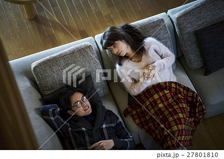 別荘 休暇 ソファでくつろぐカップル 別荘 休暇 ソファでくつろぐカップル 27801810
